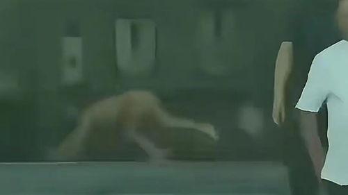 一个小孩上大人的视频,小孩模仿大人日常生活的趣味瞬间